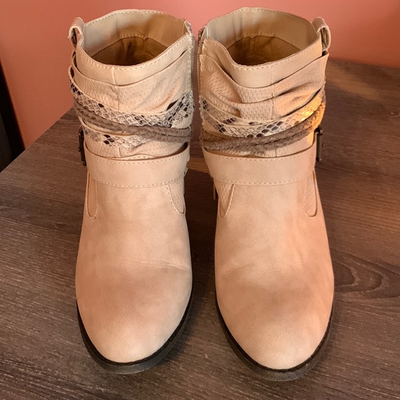 Booties Size 8 - Picture 2 of 5